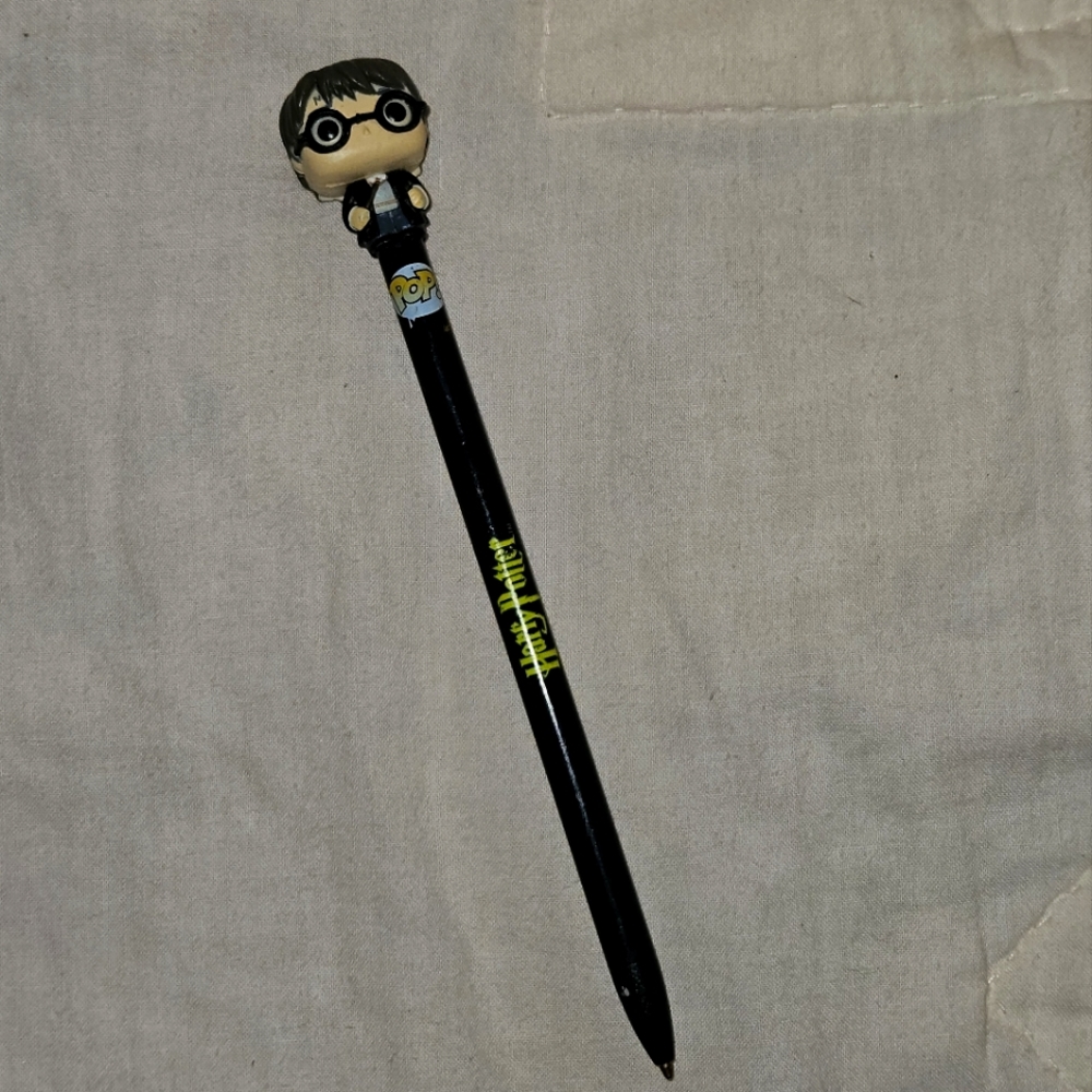 ⚠️Free bundle item- Harry Potter pen POP
